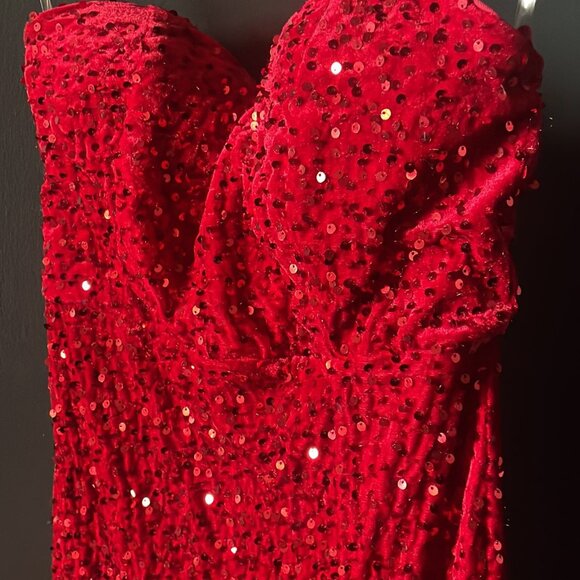 Red Sweetheart Sparkle Gown - Picture 5 of 5
